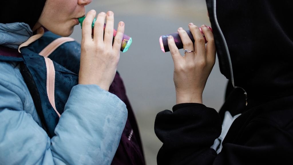 Junge Menschen sind mit ihrer eigenen Gesundheit weniger zufrieden, rauchen und dampfen mehr