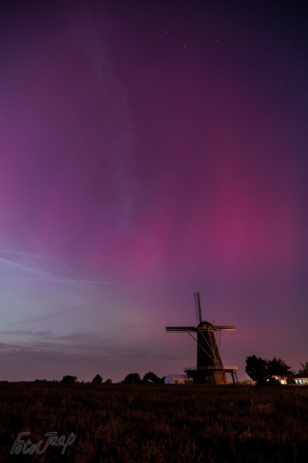 Nordlichter über der Needse-Mühle in der Nähe von Neede