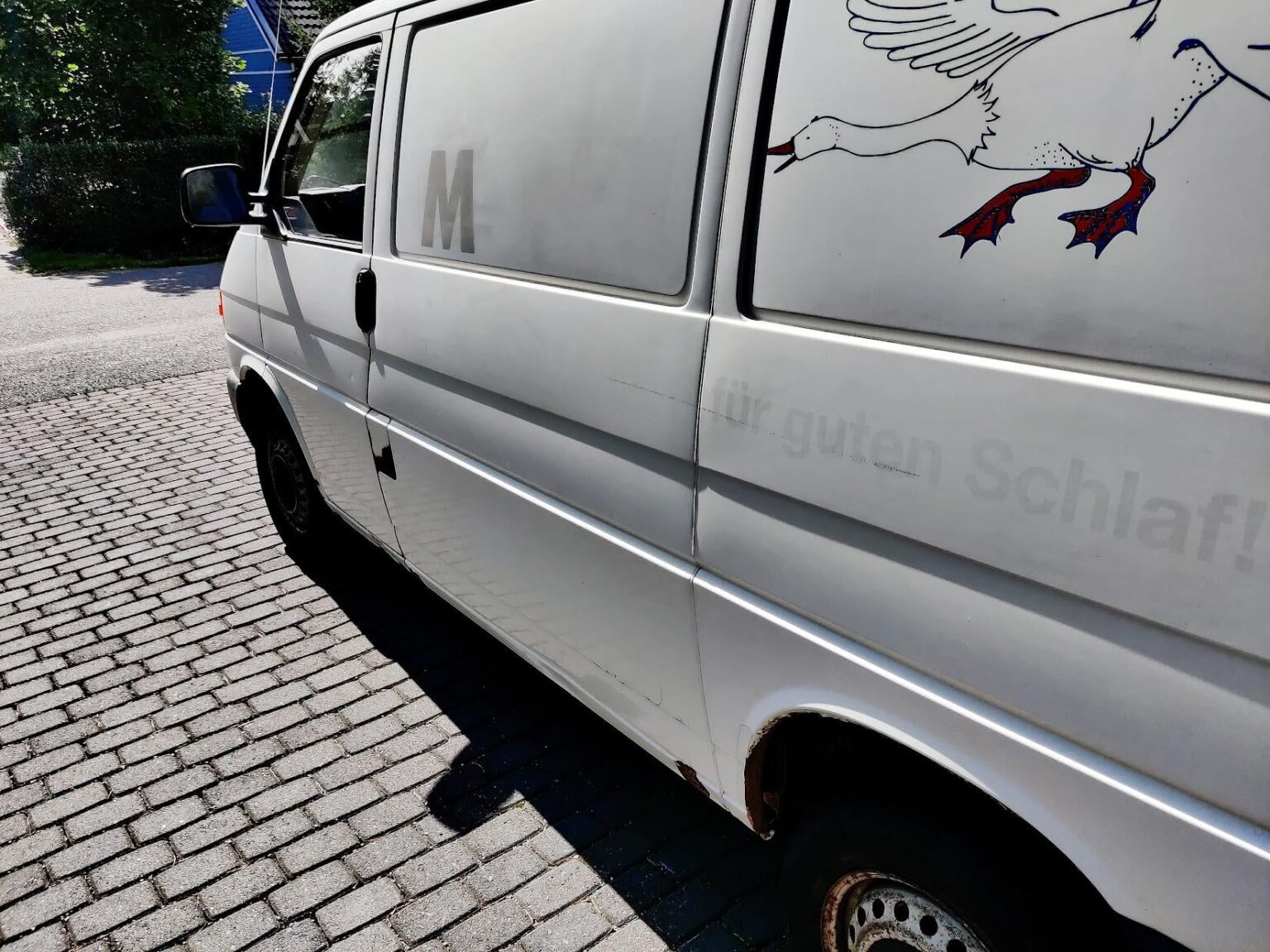 Kennt jemand dieses Logo, das sich auf meinem vor Jahren aus Deutschland importierten Lieferwagen befand?  Ich glaube, die Firma hat Matratzen oder so etwas verkauft