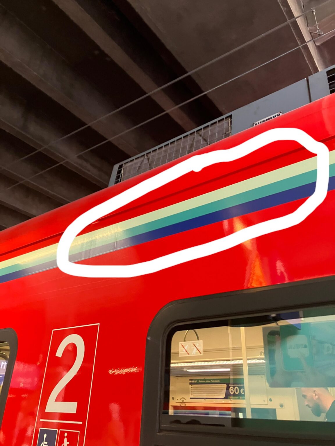 Warum haben die RMV-Züge diese mehrfarbigen Streifen oben?