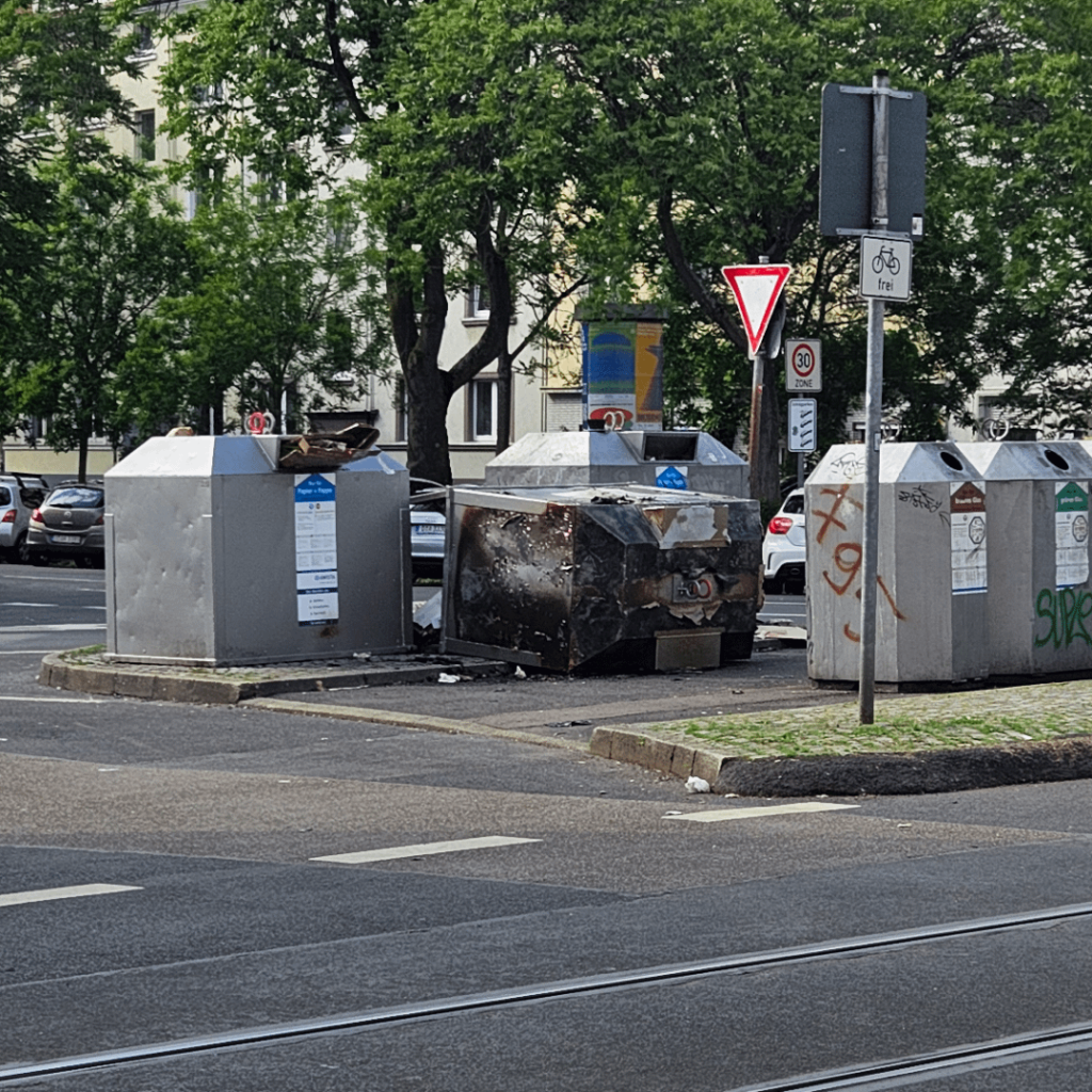 Immer wieder werden Papierrecyclingbehälter verbrannt und umgekippt Immer wieder werden Papierrecyclingbehälter verbrannt und umgekippt