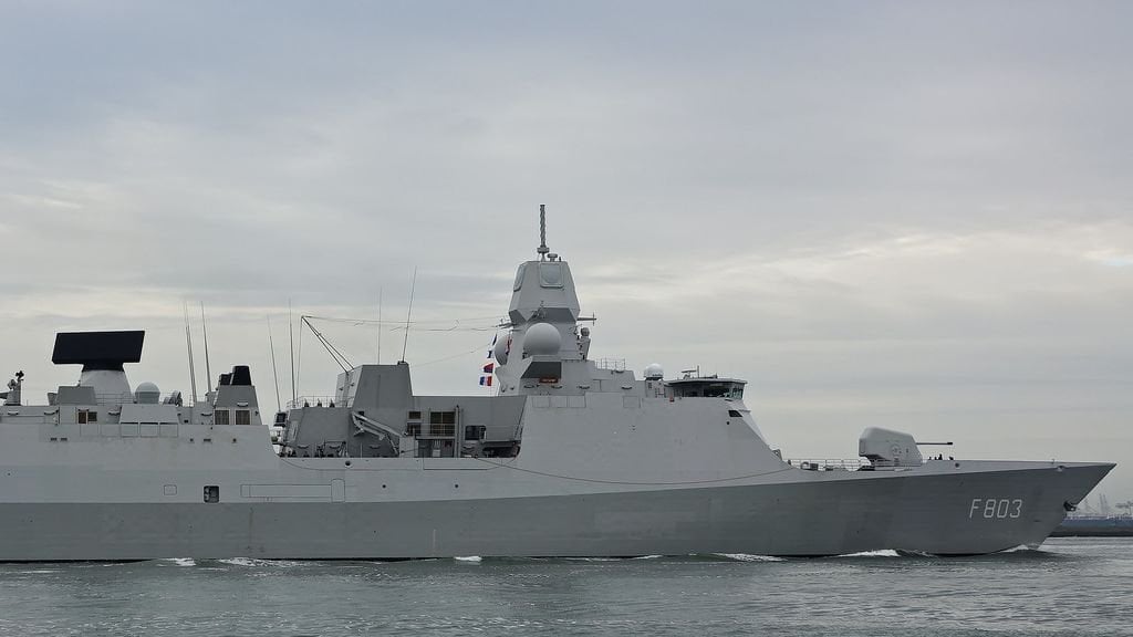 Chinesische Kampfflugzeuge kreisen über einem niederländischen Marineschiff
