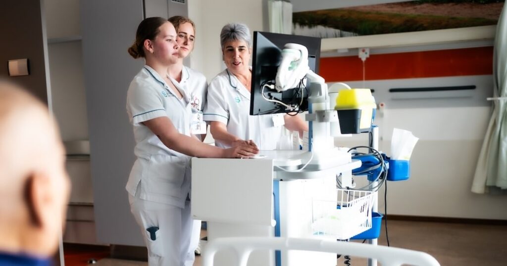 Junge Menschen haben mit finanzieller Belastung zu kämpfen und laut Organisationen soll die Vergütung für Praktika steigen Junge Menschen haben mit finanzieller Belastung zu kämpfen und laut Organisationen soll die Vergütung für Praktika steigen
