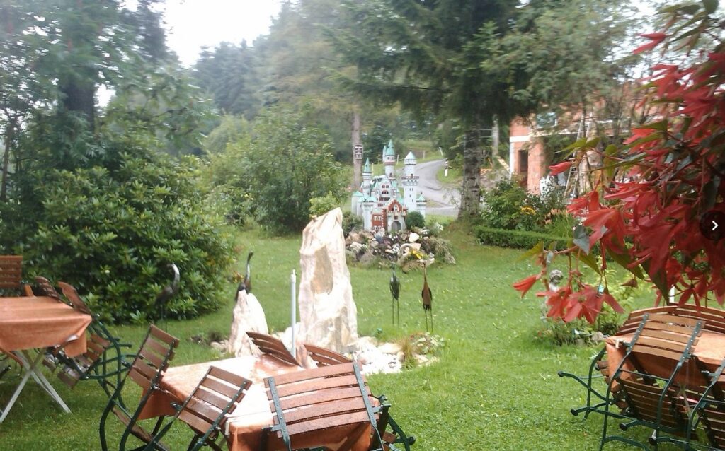 Helfen Sie mir, diesen Gasthof wiederzufinden! Er liegt irgendwo an der Romantischen Straße oder ein paar Minuten davon entfernt und wahrscheinlich in der Nähe von Neuschwanstein. Meine Fotos von 2010.