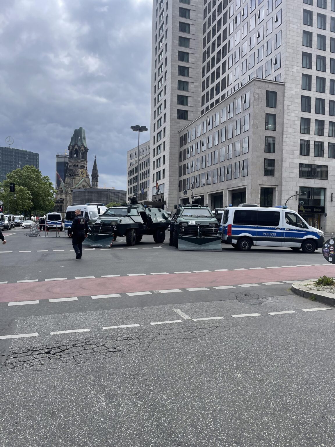 Was passiert vor dem Waldorf Astoria?