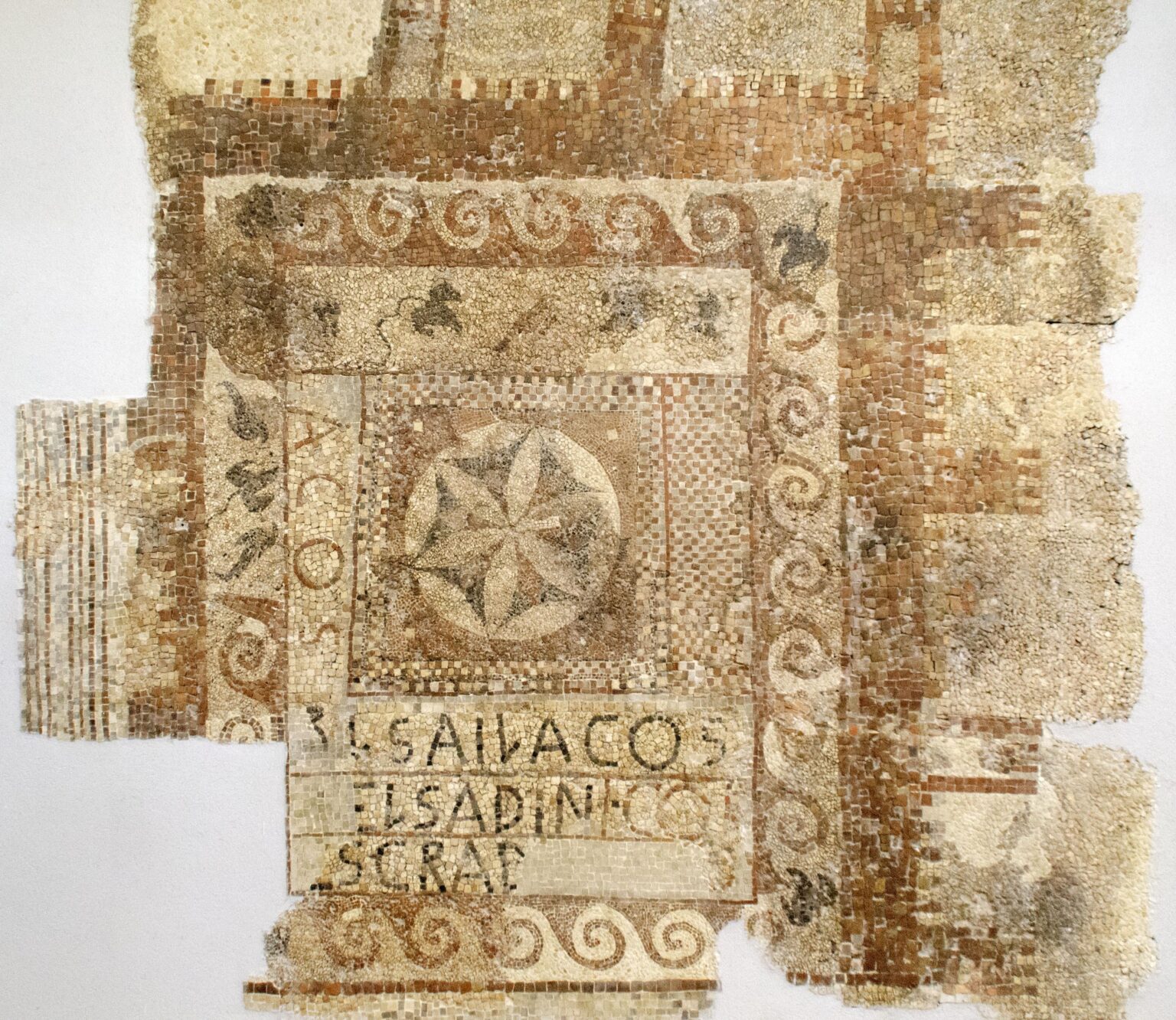Das Sailacos-Mosaik, das in La Alcudia gefunden wurde, stammt aus der Zeit 2-1 v. Chr. Es ist in iberischer Sprache mit lateinischen Buchstaben geschrieben.