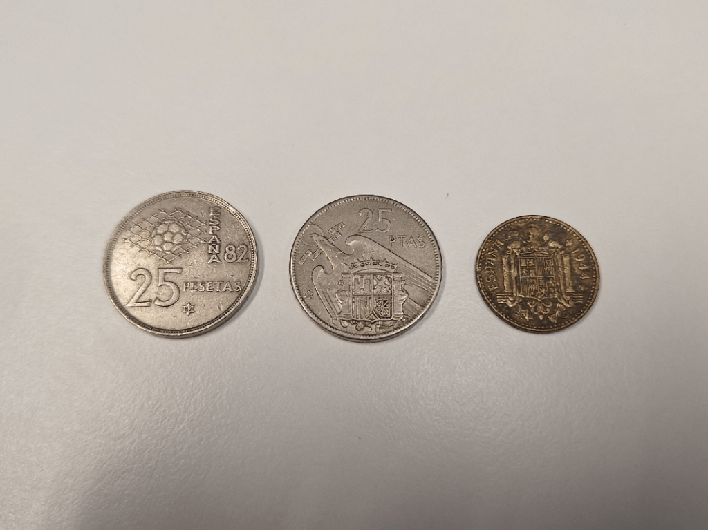 In einem Geschäft in London fand ich eine Münze von der Weltmeisterschaft 1982, eine Zwei-Franco-Münze aus den Jahren 1957 und 1944.
