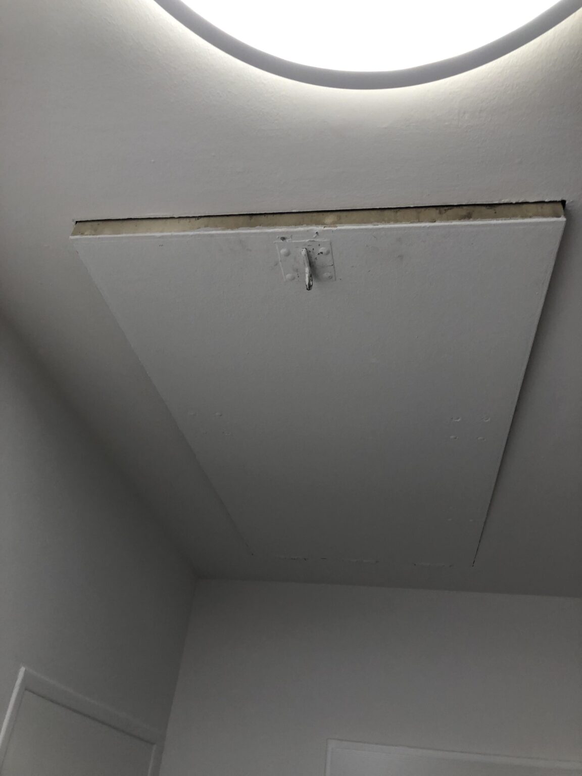 Wie kann man dieses Ding an der Decke gut verschließen?