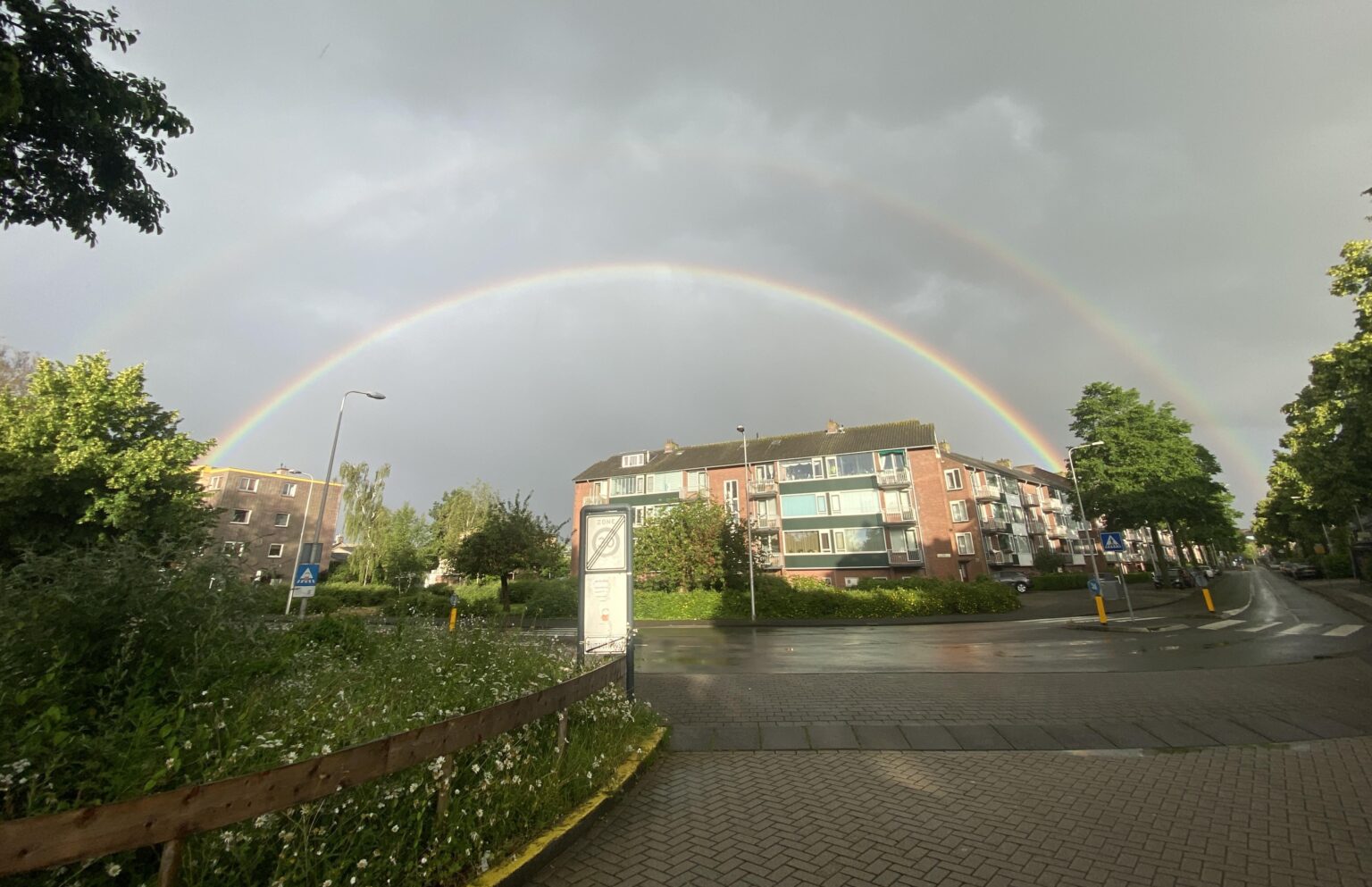 Voll auf doppeltem Regenbogen über Diemen