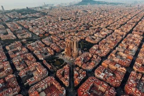 Barcelona wird nach lokalen Gegenreaktionen im Jahr 2028 ALLE Ferienwohnungen schließen: Über 10.000 Lizenzen laufen aus, ein schwerer Schlag für Plattformen wie Airbnb - Olive Press News Spanien