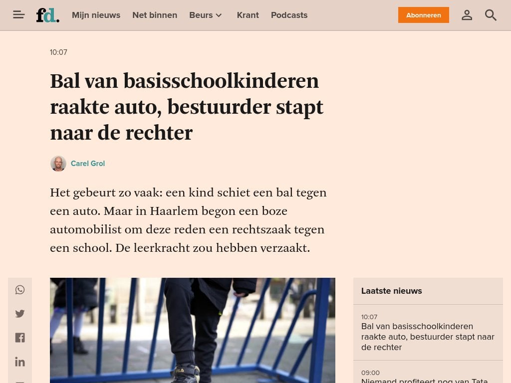 Ball von Grundschulkindern erfasst Auto, Fahrer zieht vor Gericht
