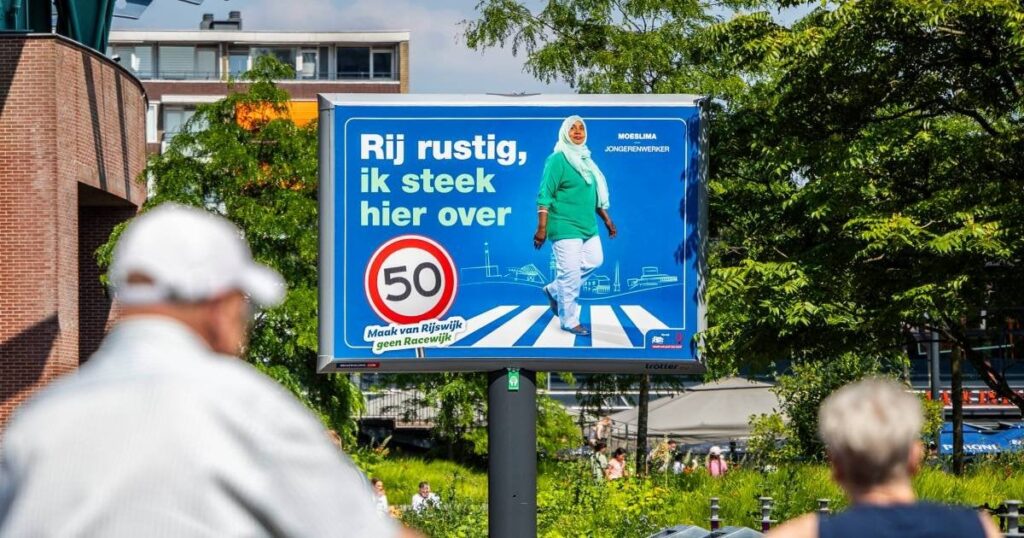 Freiwilliger Moeslima wütend nach Hassreaktionen auf Plakatfoto: „Die Grenze ist erreicht: bis hierhin und nicht weiter.“ Freiwilliger Moeslima wütend nach Hassreaktionen auf Plakatfoto: „Die Grenze ist erreicht: bis hierhin und nicht weiter.“