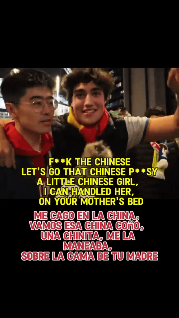 Chinesischer Reporter wird während eines Interviews nach dem Spiel von Real Madrid-Fans rassistisch beleidigt und teilt seine emotionale Reaktion in einem Video. Der Enkel von Lorenzo Sanz, Präsident von Real Madrid von 1995 bis 2000, ist der Typ mit dem roten Schal Chinesischer Reporter wird während eines Interviews nach dem Spiel von Real Madrid-Fans rassistisch beleidigt und teilt seine emotionale Reaktion in einem Video. Der Enkel von Lorenzo Sanz, Präsident von Real Madrid von 1995 bis 2000, ist der Typ mit dem roten Schal