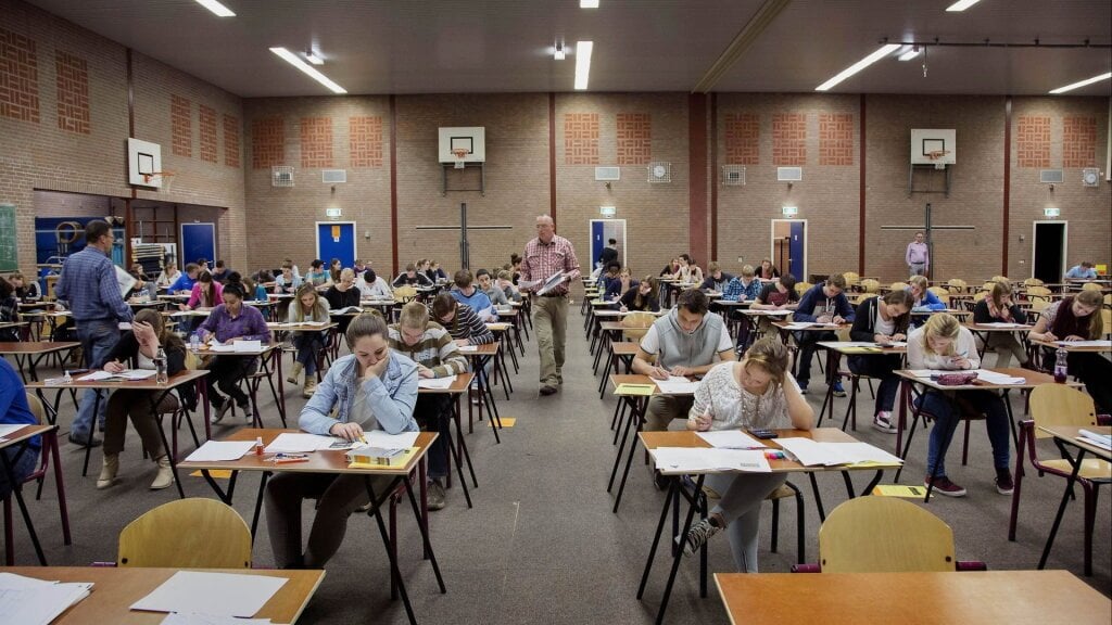 Lehrer begeht Prüfungsbetrug, Schüler dürfen die Prüfung wiederholen
