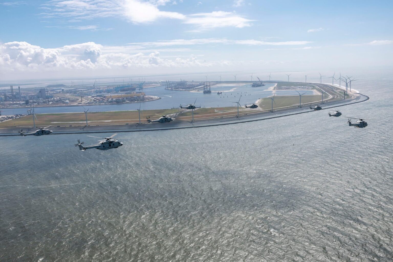 8 NH90-Seekampfhubschrauber in Formation über der Zweiten Maasvlakte.