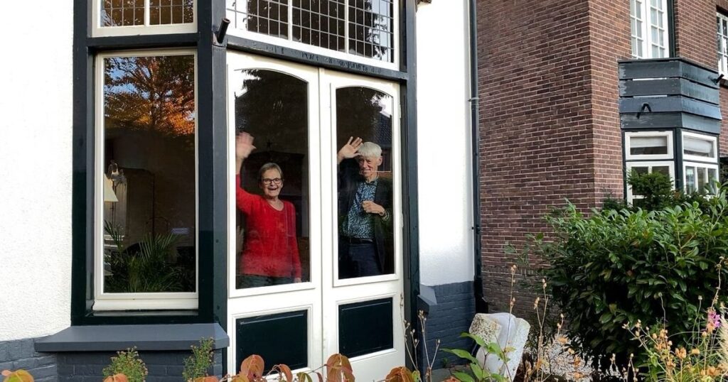 Opa und Oma winken seit 10 Jahren allen Grundschulkindern der Nachbarschaft zu