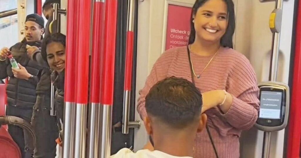 Heiratsantrag in Straßenbahn, doch kaum jemand klatscht: „Selbst der Mann, der gefilmt hat, war nicht begeistert“ Heiratsantrag in Straßenbahn, doch kaum jemand klatscht: „Selbst der Mann, der gefilmt hat, war nicht begeistert“