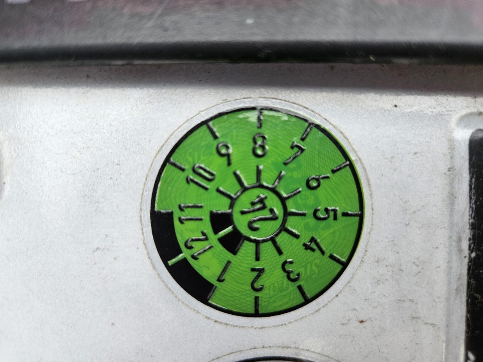 Wie liest man den Nummernschildaufkleber eines Autos?