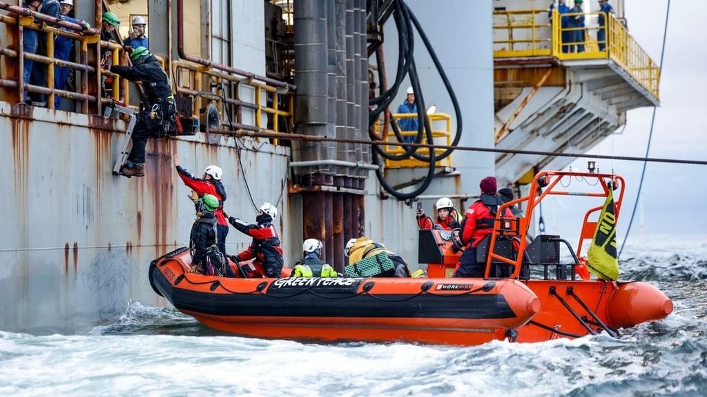 Greenpeace-Aktivisten besetzen Bohrplattform bei Schiermonnikoog