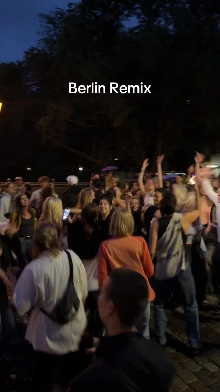 Hallo Deutsche, kann jemand übersetzen, was eure Leute hier singen?