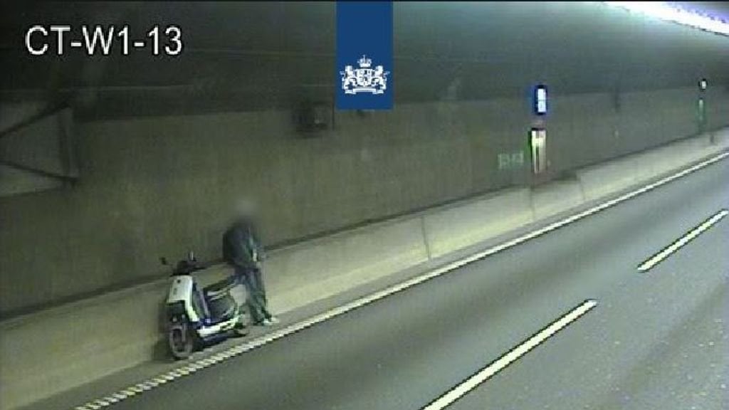 Frau auf Roller folgt der Autofahrt und fährt versehentlich in den Coentunnel