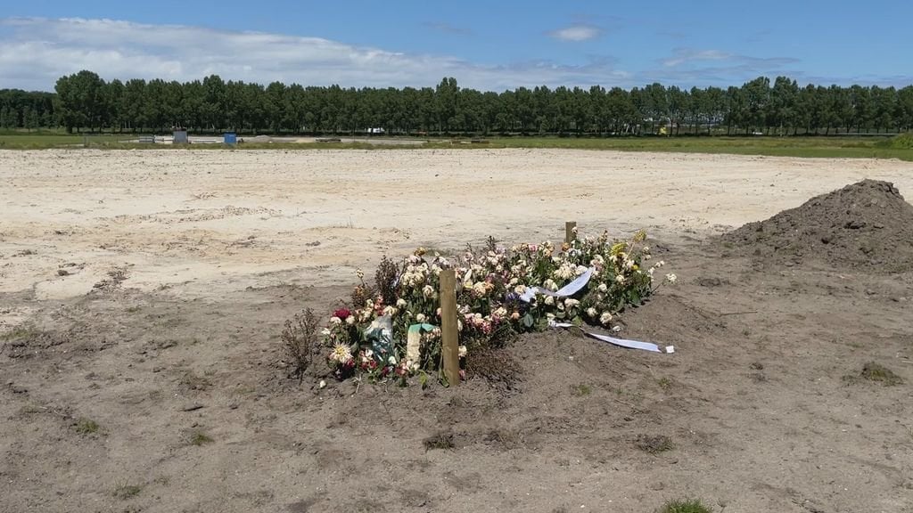 Einsames Grab in der Sandebene von Almere versetzt Passanten in Erstaunen