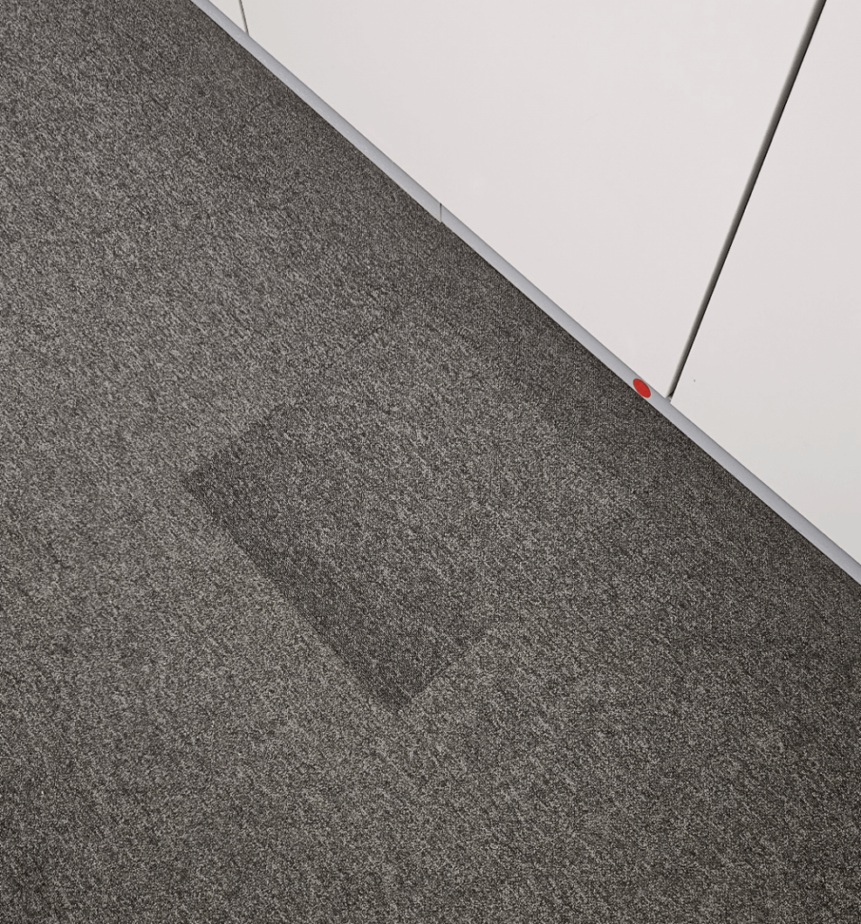 Die Techniker haben den Teppich falsch herum wieder aufgeklebt