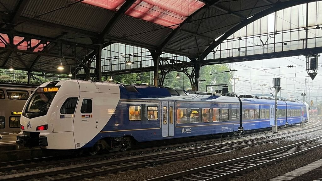 Der erste Dreiländerzug fuhr nach Jahren der Verspätung endlich ab