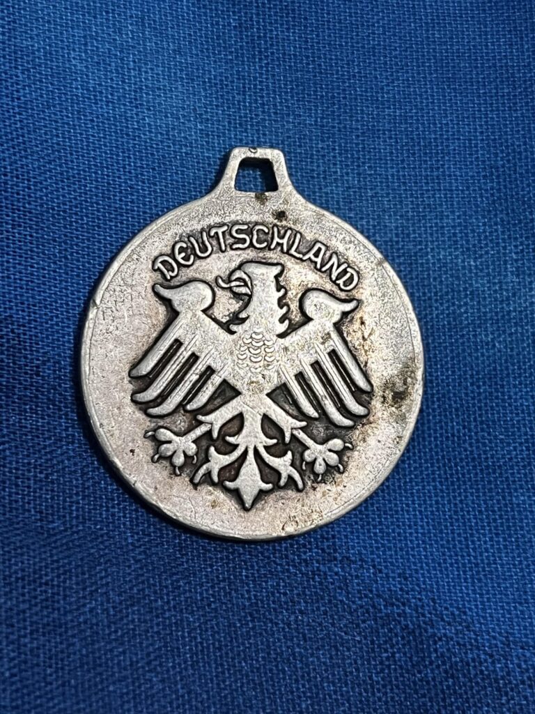 Was ist das? Es ist versilbert. Ist es eine Auszeichnung für etwas oder nur ein kleines Schmuckstück?