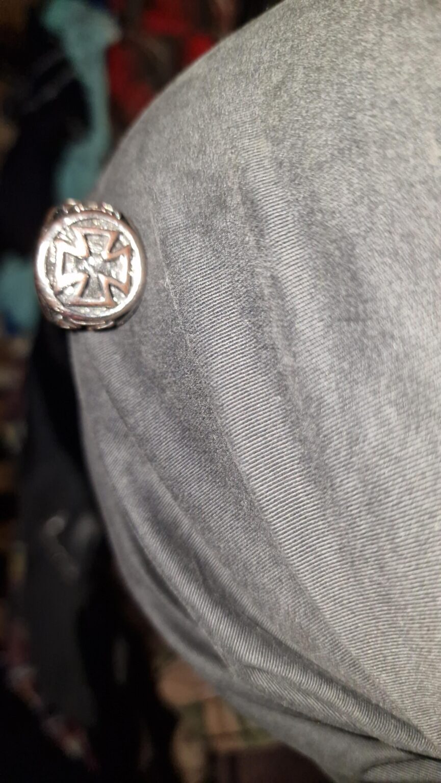 Ich möchte wissen, ob es in Ordnung ist, ihn zu tragen. Ich bin ein Steinmetz. So habe ich den Ring bekommen, aber ich bin auch Geschichtsforscher und weiß, dass es kein Nazisymbol ist und dass er nur von der NSDAP verwendet wurde.