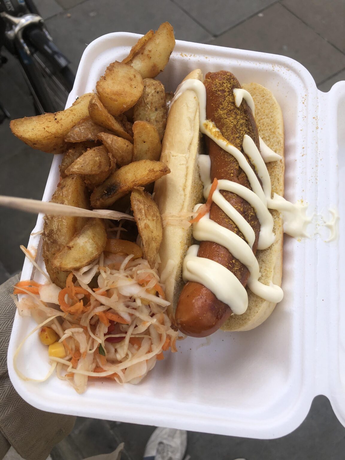 In meiner Londoner Bürokantine wird „Currywurst“ verkauft.