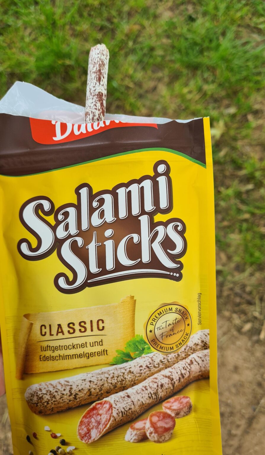 Isst man diese Salamis mit oder ohne weiße „Haut“? Isst man diese Salamis mit oder ohne weiße „Haut“?