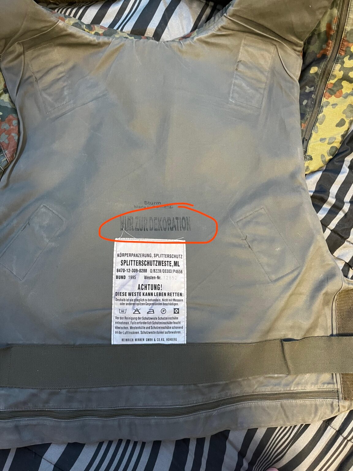 warum steht auf meiner Bundeswehrweste "Nur zur Dekoration"?