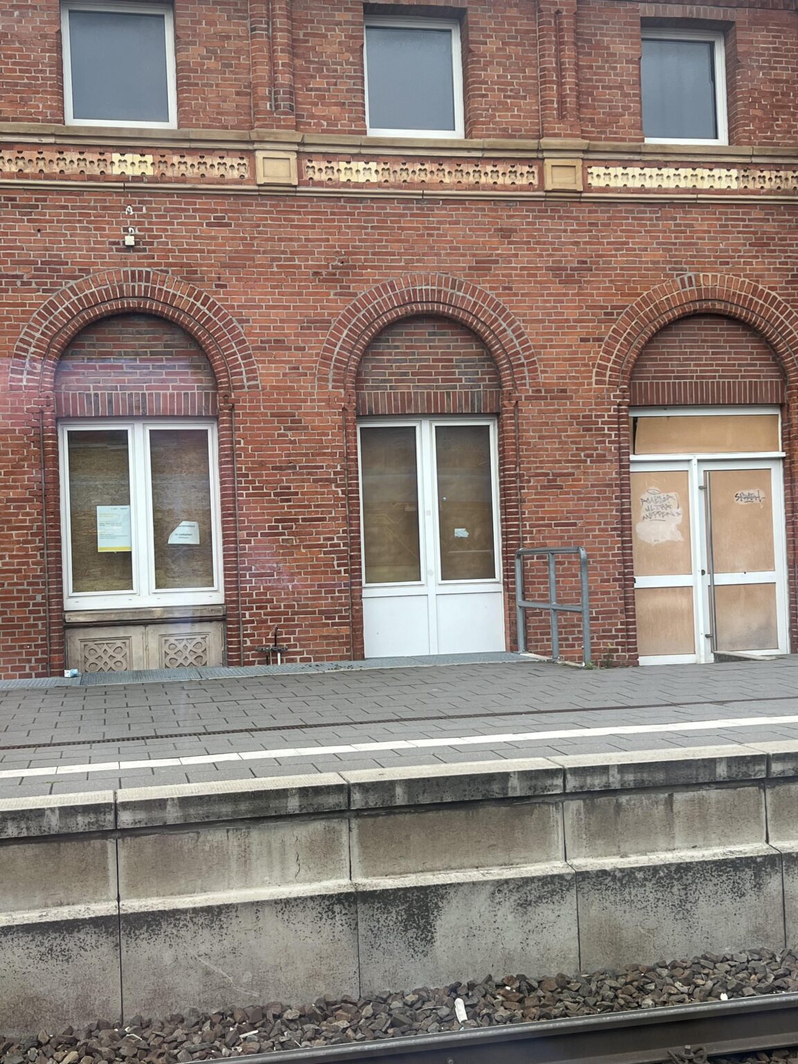 Warum sind die meisten kleinen Hauptbahnhöfe verbarrikadiert?