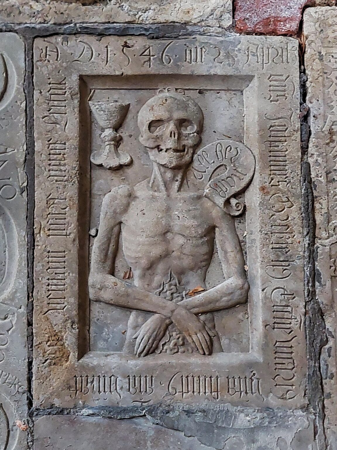 Sehr kleines und faszinierendes Grab in Eichstätt. Wer kann Fraktur lesen und mir bei dem Text helfen?