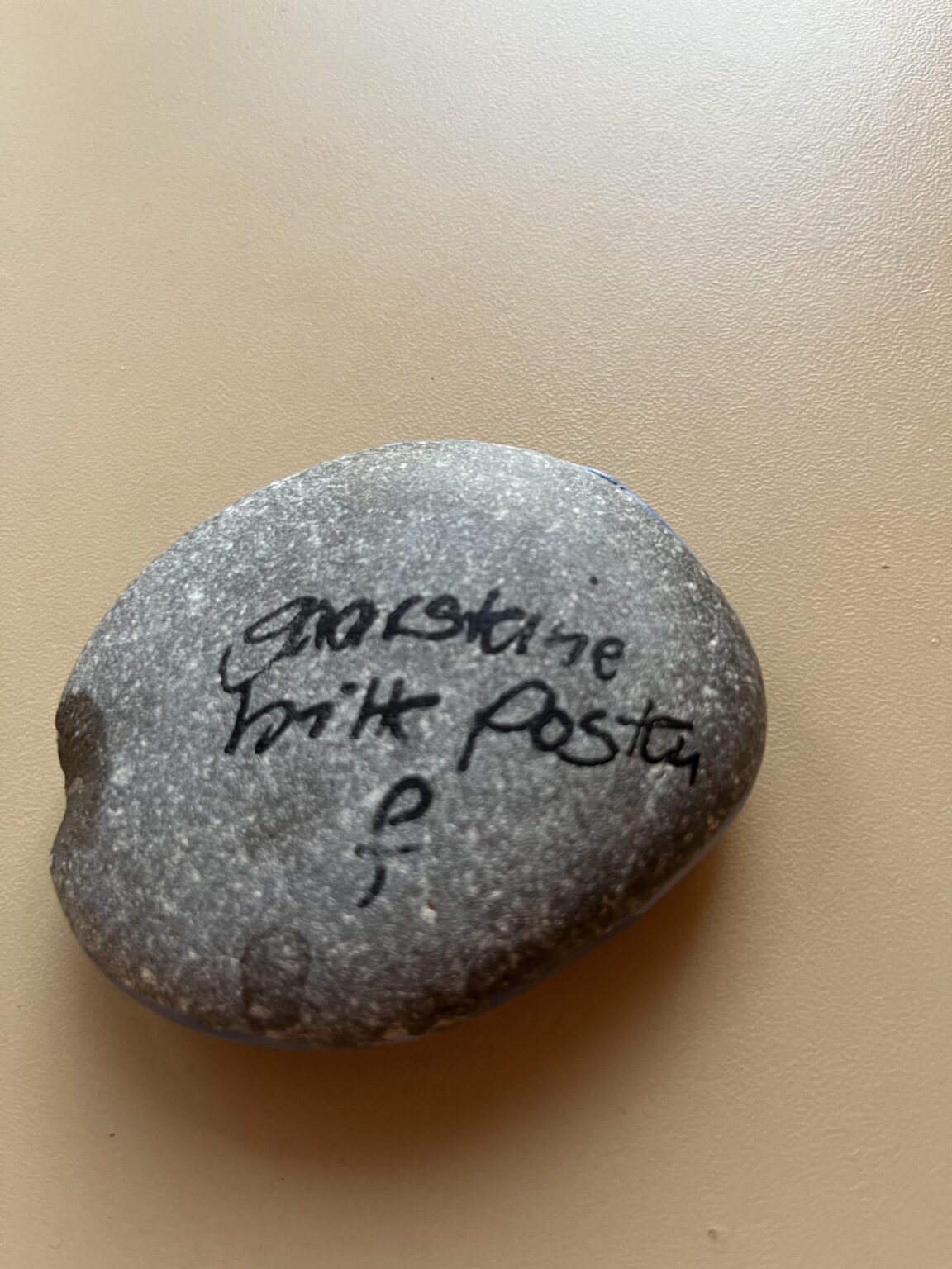 Habe das hier auf einer Bank gefunden. Was steht da?