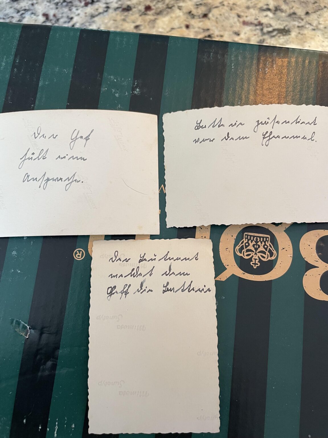 Kann jemand die Rückseite dieser Fotos übersetzen?