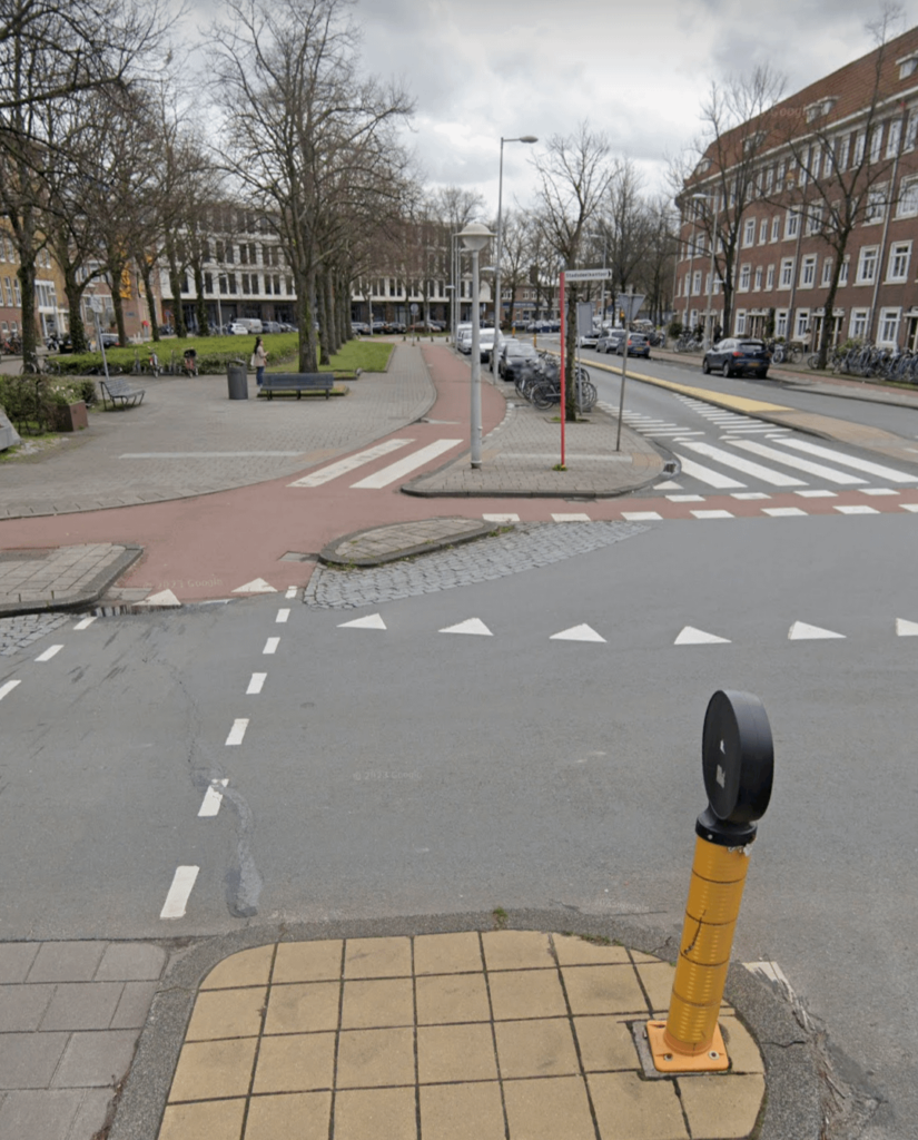 Wer hat hier Vorrang?  Geradeaus fahrender Radfahrer oder rechts abbiegendes Auto?