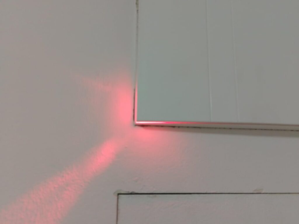 Rotes Licht in der Badezimmerlüftung Rotes Licht in der Badezimmerlüftung
