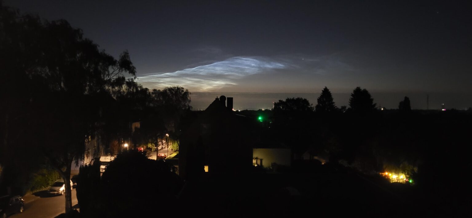 Superseltene leuchtende Nachtwolken über Bochum um Mitternacht