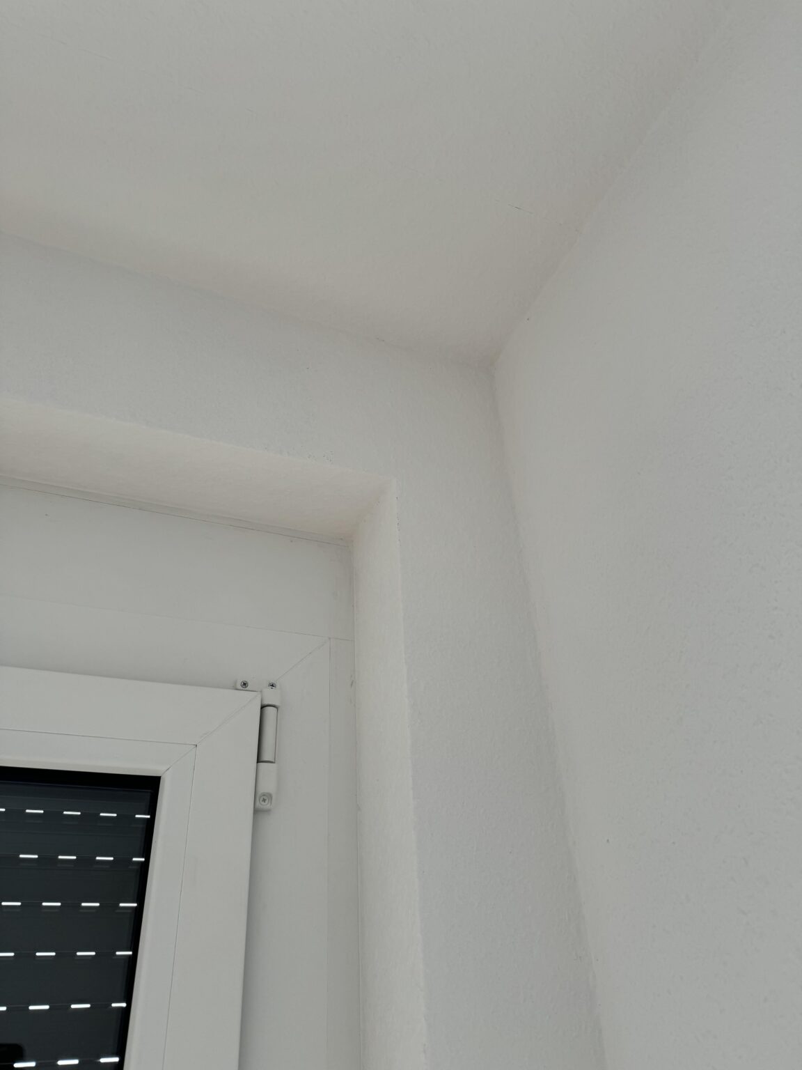 Löcher für Gardinenstange bohren