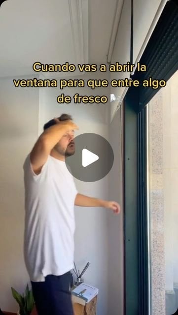 Wenn man das Fenster öffnet, um ein wenig frische Luft hereinzulassen... aber man lebt in Spanien 🇪🇸