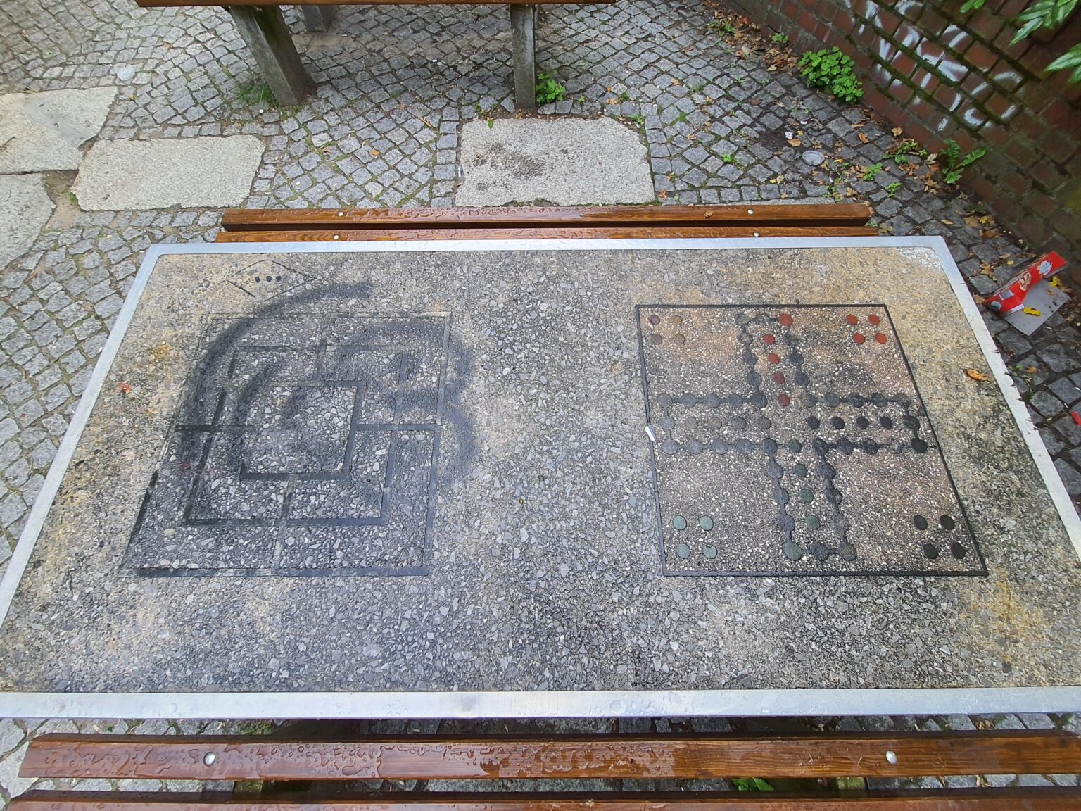 Gesehen in einem Park in Berlin. Das Spiel mit den Punkten rechts kenne ich, aber was ist das links?