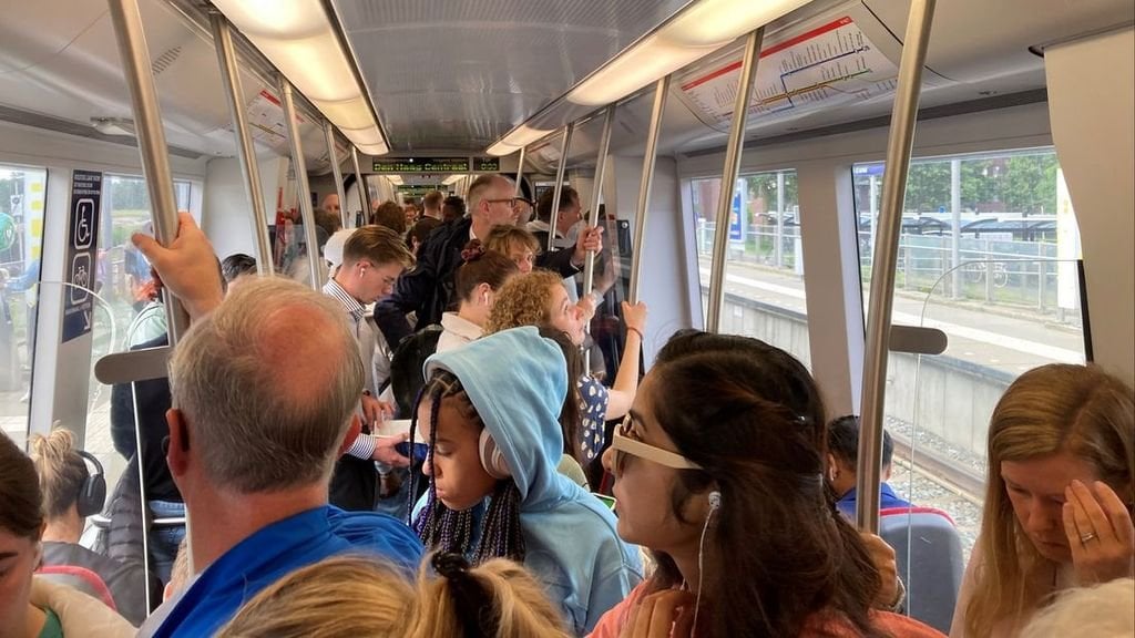 Weitere U-Bahnen zwischen Rotterdam und Den Haag nach Beschwerden über Menschenmassen