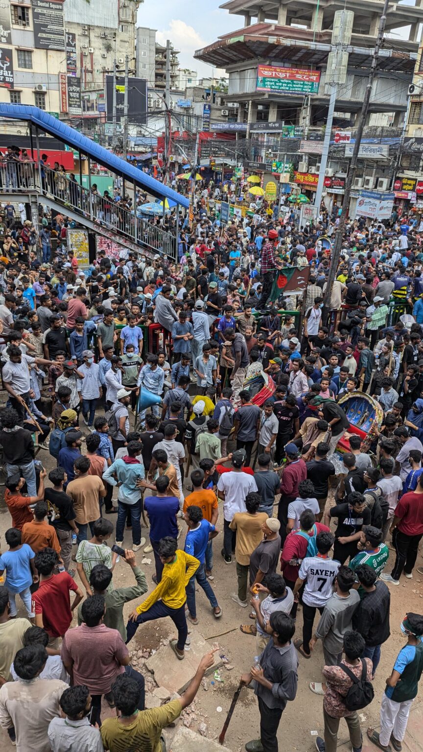 Helfen Sie bangladeschischen Studenten, sich gegen einen Diktator zu wehren. Helfen Sie bangladeschischen Studenten, sich gegen einen Diktator zu wehren.