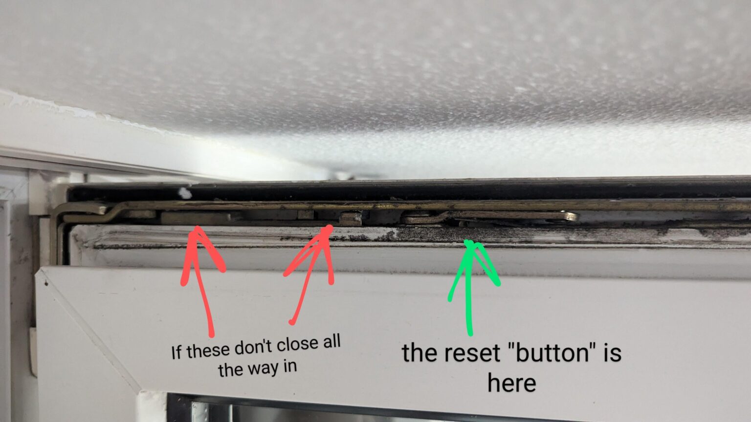 Lösung für das Kipp- und Öffnungsfenster, das in beiden Positionen offen klemmt und bei dem nirgends ein Reset-Knopf zu sehen ist