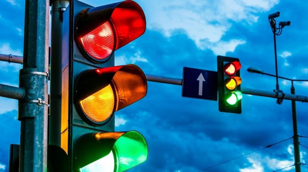 In der Gemeinde Essenbach sorgt seit drei Monaten eine KI-gesteuerte Ampel für starke Emotionen.