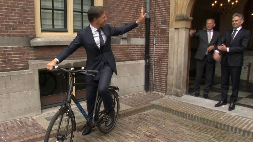 Rutte verlässt das Torentje mit dem Fahrrad