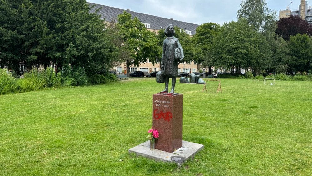 Anne-Frank-Statue auf dem Merwedeplein unkenntlich gemacht