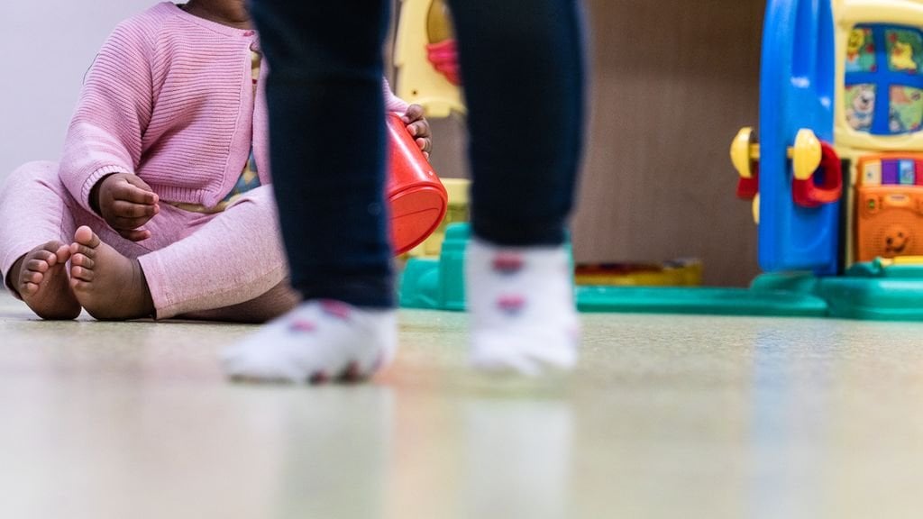 Berufstätige Eltern zahlen ab 2026 mehr für die Kinderbetreuung